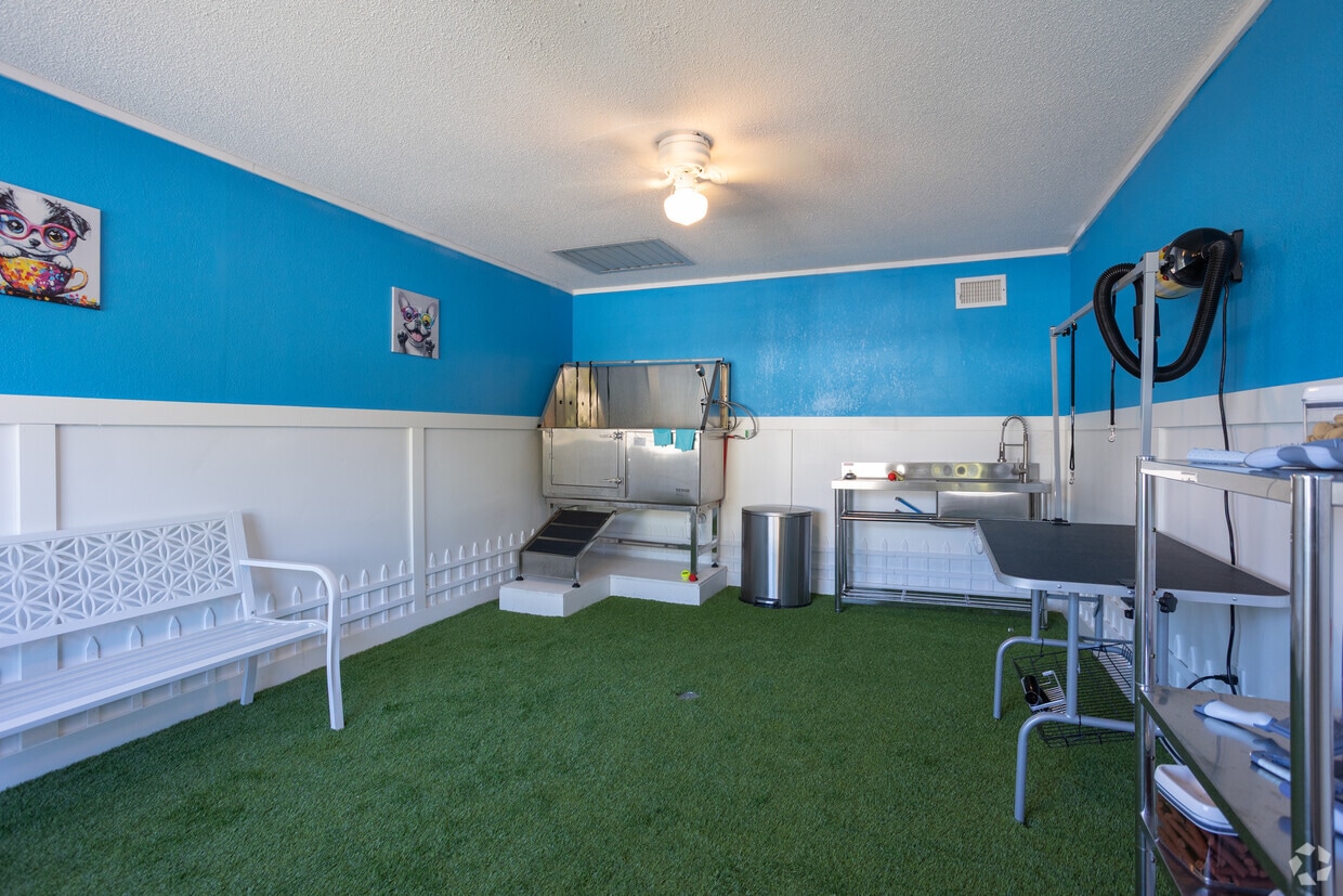 Foto principal - Royal Glen ~ Boutique Cottage Style Living Meets Hassle Free Leasing