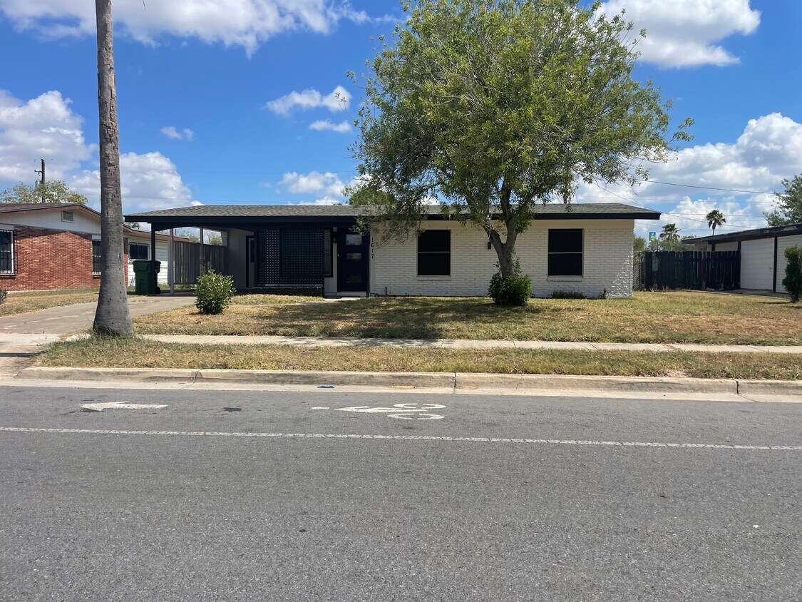 Foto principal - 1617 E Los Ebanos Blvd