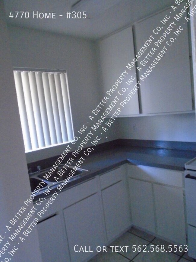 Building Photo - Gated Upper 2 Bedroom w/plank floors, balc...