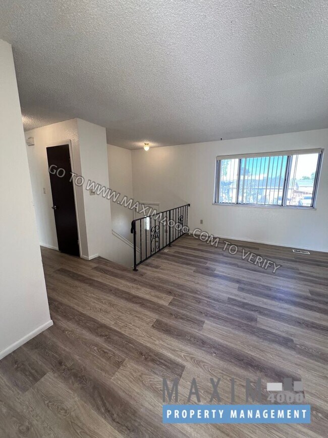 Foto del edificio - 494 1/2 ANJOU DRIVE - GREAT 4BR - NEW FLOO...