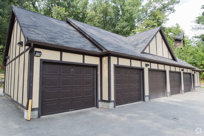 Building Photo - Royal Crest Nashua