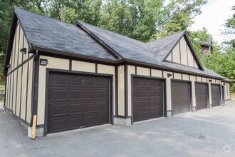 Building Photo - Royal Crest Nashua