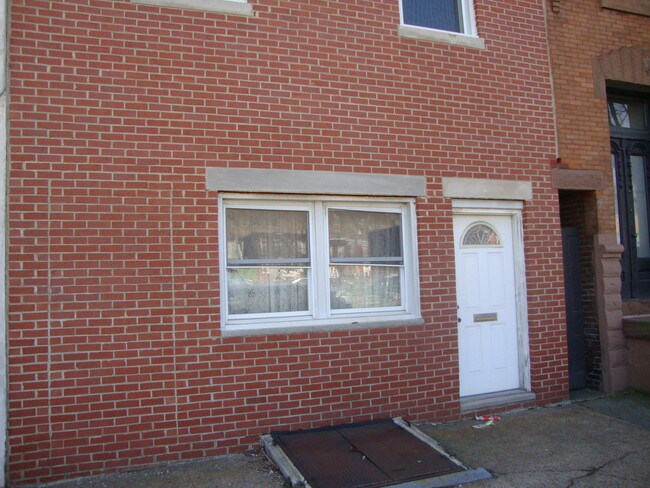 Foto del edificio - 630 E Girard Ave