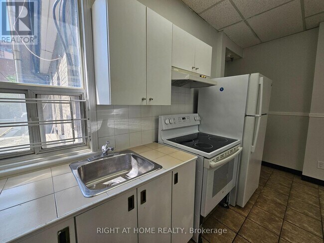 Photo du bâtiment - 516 Yonge St