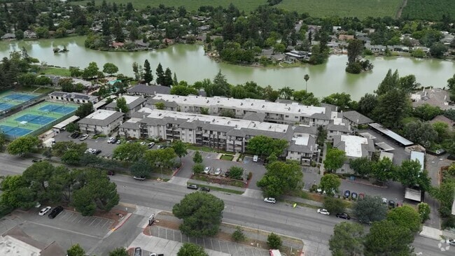  - Lakeshore Apartments - Lake Views!