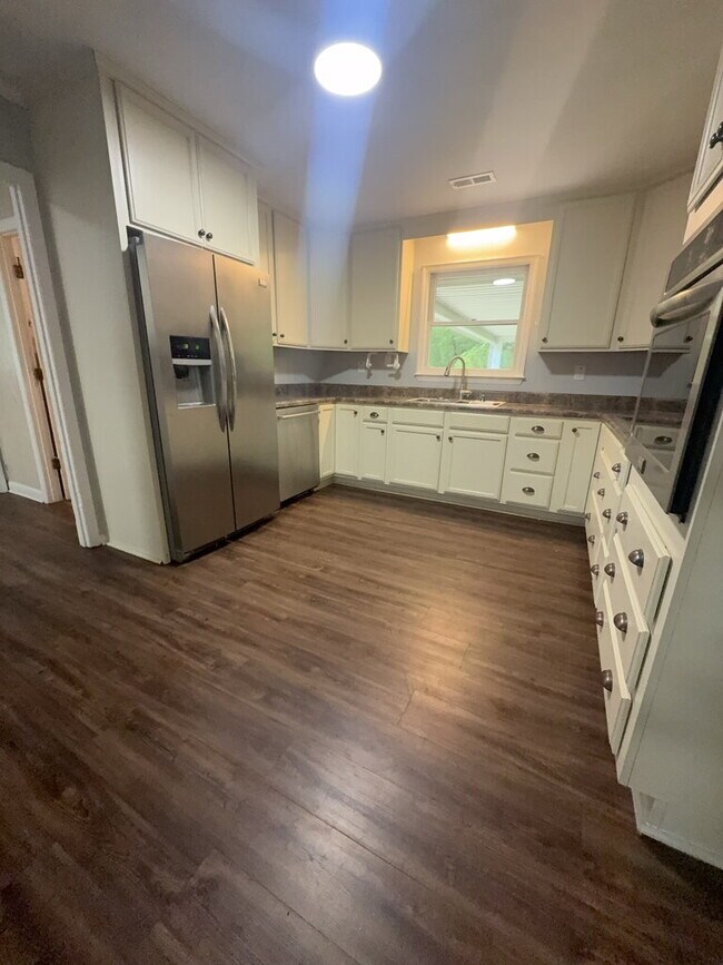 Building Photo - Beautiful 3 Bedroom, 3 Bath Home -135 Yates Ln.