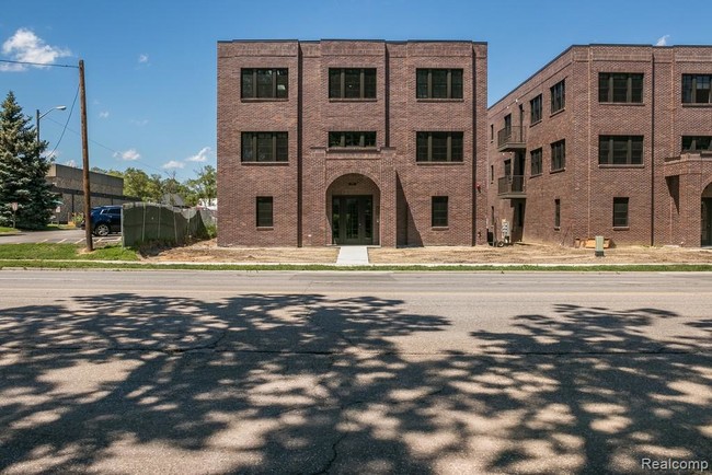 Building Photo - 932 W Eleven Mile Rd