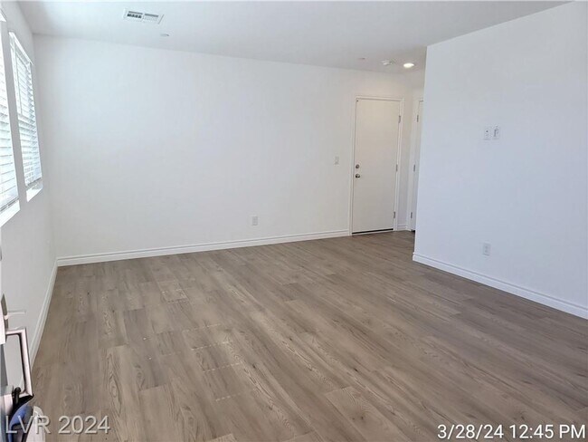 Building Photo - BRAND NEW 4 BED, 2.5 BATH TOWNHOME IN NW L...