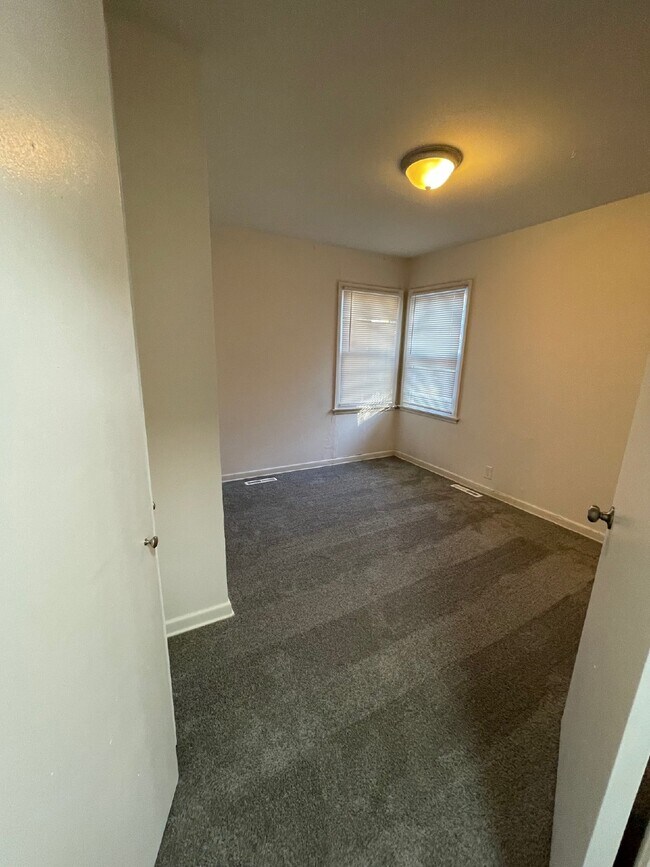 Building Photo - Section 8 Accepted, Pets Accepted, Off str...
