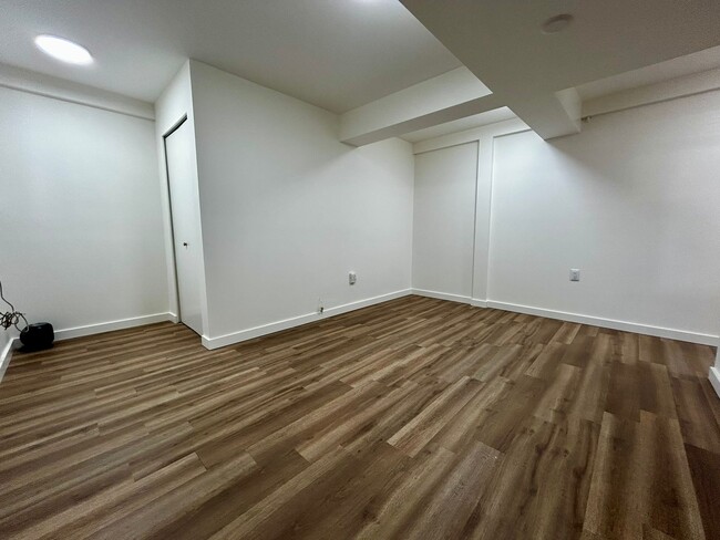 Building Photo - 1086 W 10th Ave