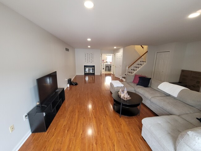 Foto del edificio - 2104 Harrison Ct