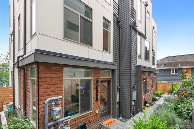 Modern 3-Bedroom Townhouse with Rooftop Deck & Parking | Seattle - Modern 3-Bedroom Townhouse with Rooftop Deck & Parking | Seattle
