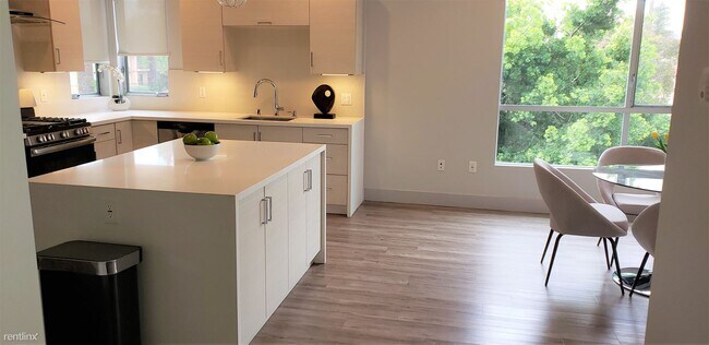 Building Photo - 2 br, 2 bath Apartment - Olympic Apts. PH1