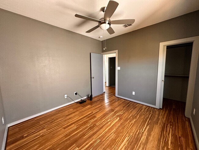 Building Photo - Cute 2 Bedroom Single Family Home in San A...