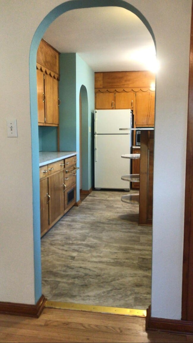 Alot of counter space and good lighting - 325 N Rutland Ave