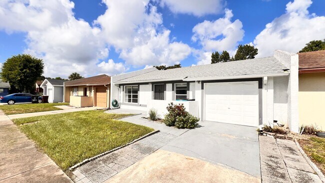 Foto del edificio - Beautiful 3BR/2BA Home in Gated Villas of ...