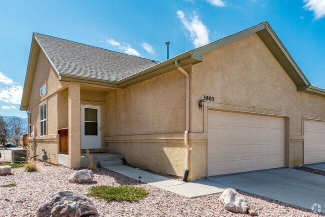 Building Photo - Modern Comfort and Low-Maintenance Living ...