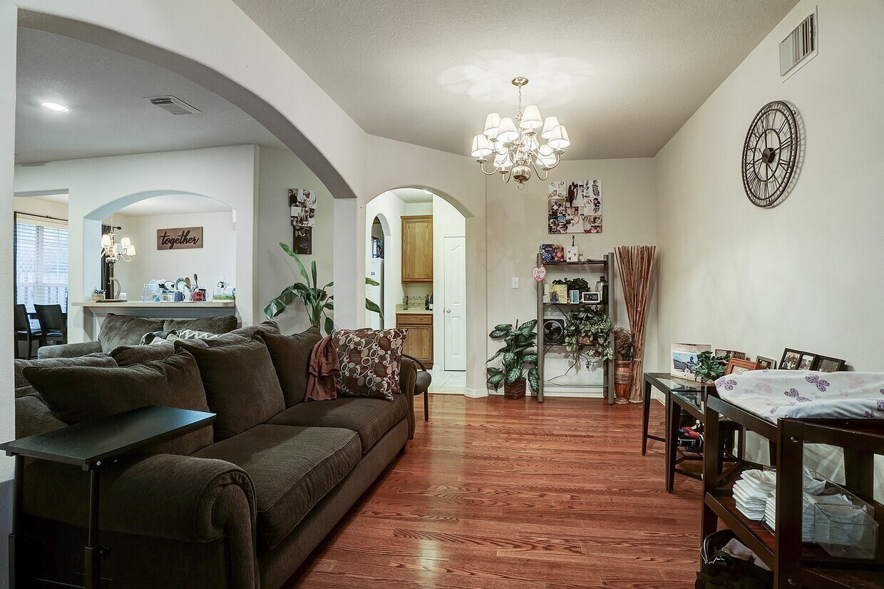 Primary Photo - 7630 N Linpar Ct
