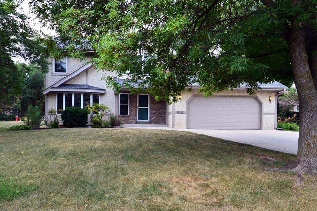 Building Photo - Gorgeous 4 BD / 2.5 BA Home Near North Crystal Lake