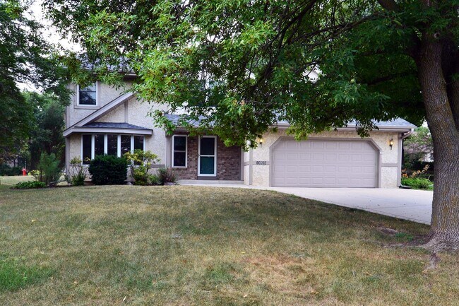 Foto del edificio - Gorgeous 4 BD / 2.5 BA Home Near North Crystal Lake