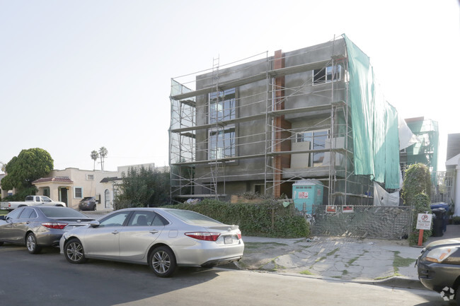 Building Photo - 756 N Ridgewood Pl