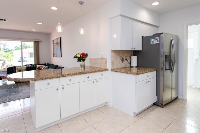 Building Photo - 3 br, 2 bath House - 230 SE 3rd Pl # 0