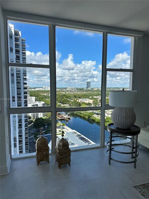 Foto principal - 3675 N Country Club Dr