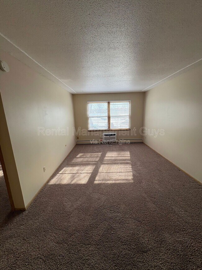 Building Photo - 496 Front St