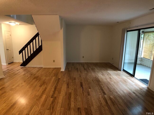 Building Photo - 122 Mossbark Ln