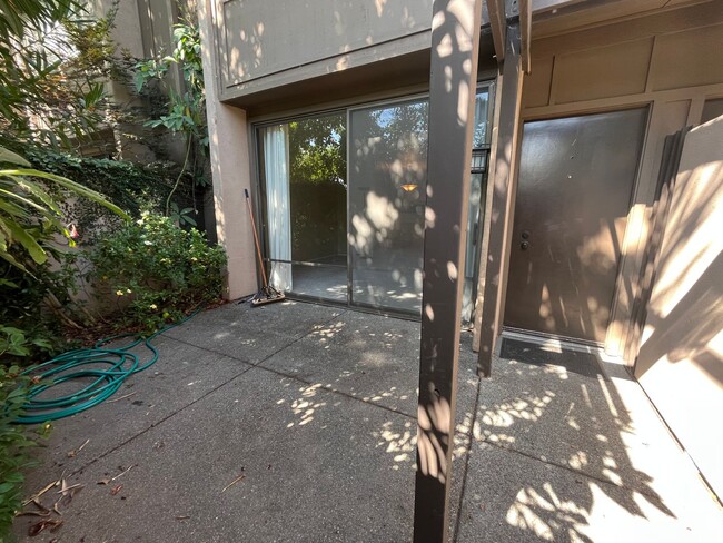 Building Photo - Spacious 2 bed 2 bath condo available in t...