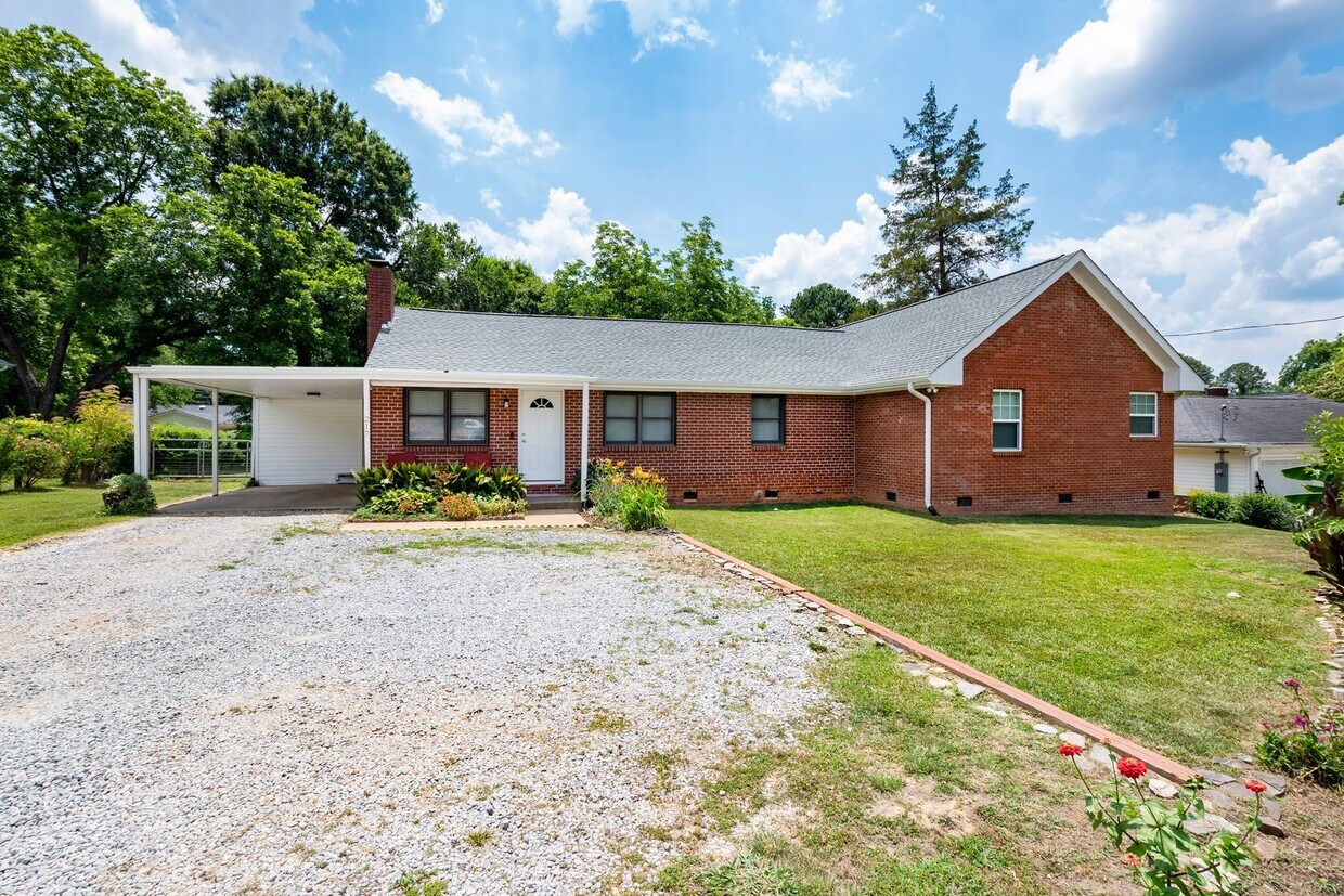 Primary Photo - Beautiful Ranch on Large lot, Close to Ral...