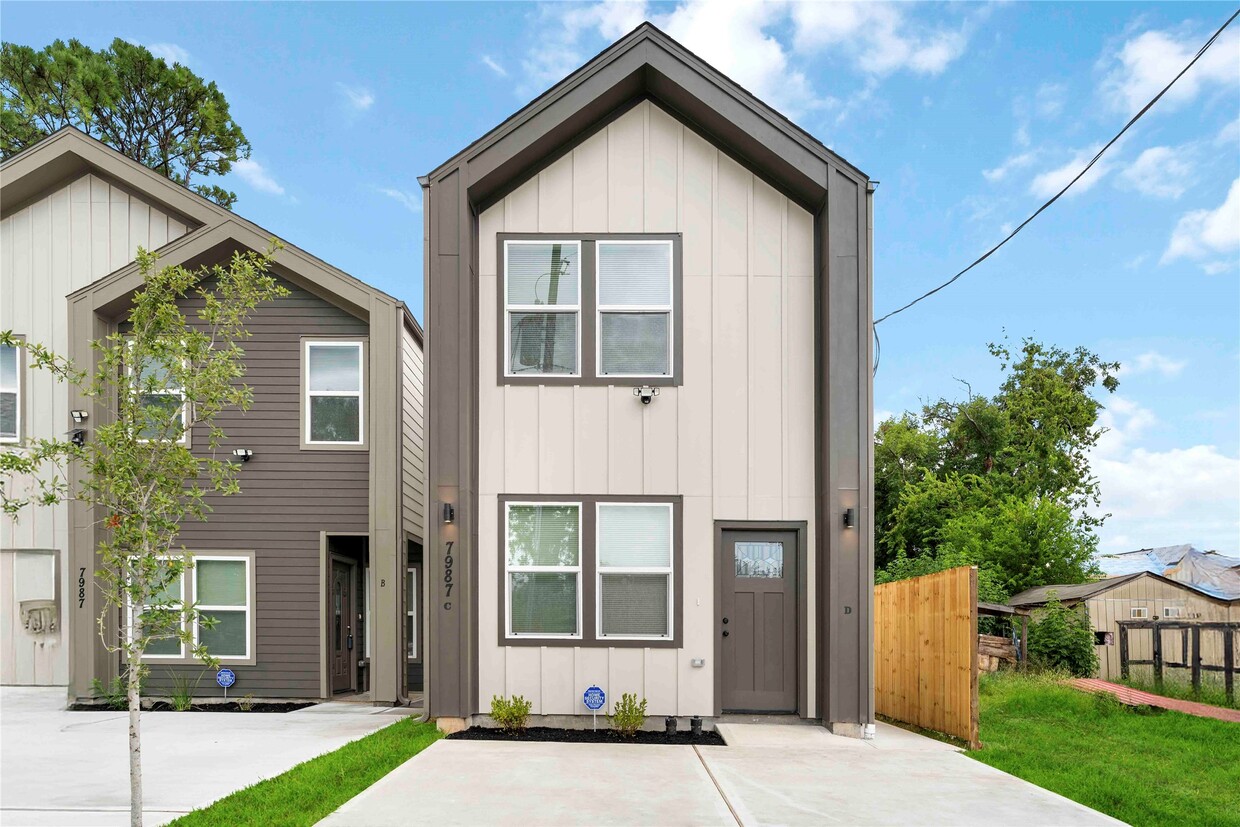 Primary Photo - 7987 Chateau St