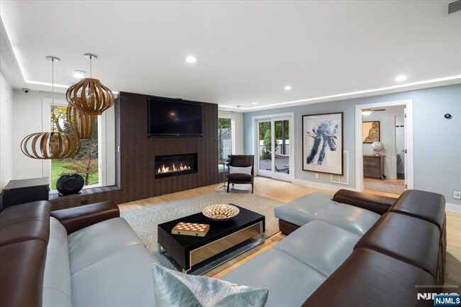 Building Photo - 827 Alden Rd