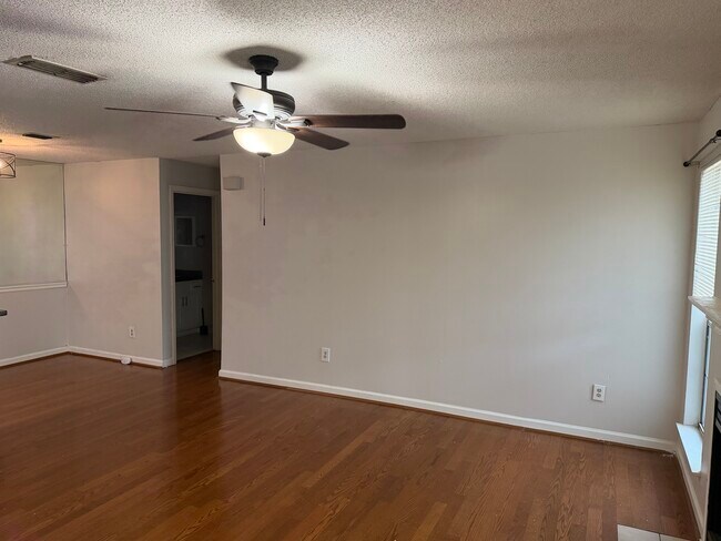 Foto del edificio - 319 Granville Ct