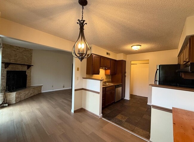 Foto del edificio - Updated Top-Floor 2 Bedroom Condo with Fir...