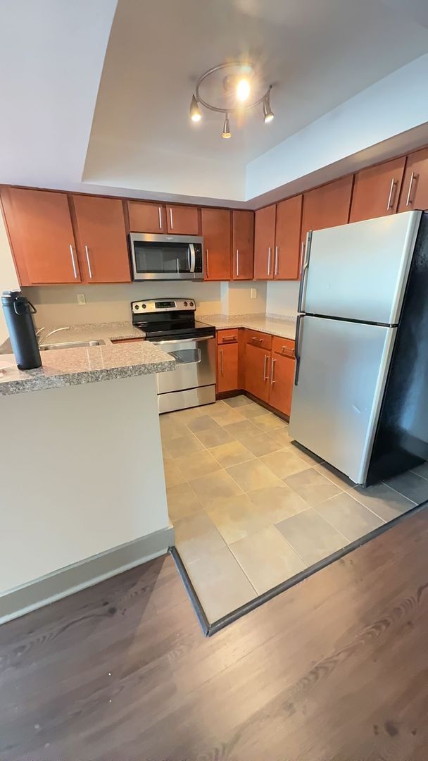 Foto del edificio - Great find for Lake Plaza: Available for FALL 2026! $3600/month - Move in 8/13/26!