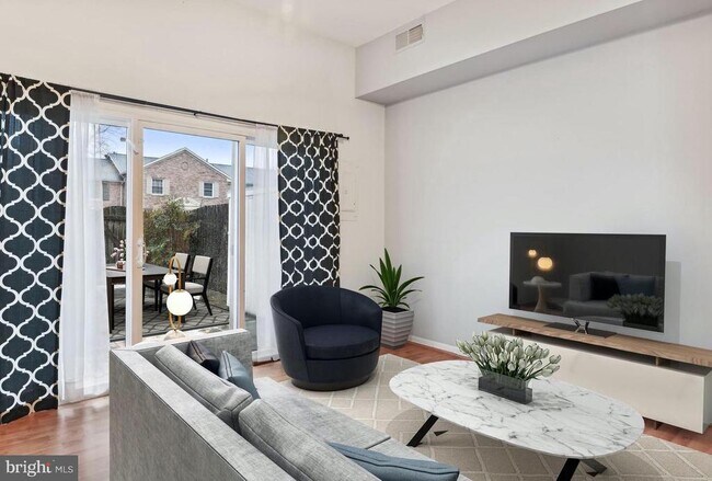 Foto del edificio - 8352 Forrester Blvd