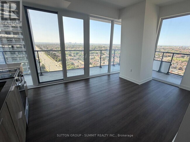 Building Photo - 448 Burnhamthorpe Rd W