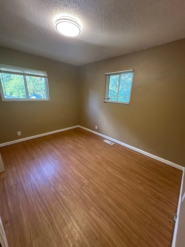 Building Photo - Great 3-bedroom w/ BONUS room in basement!...