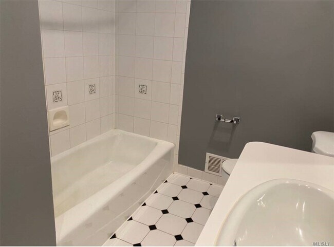 Foto del edificio - 16 Roland Pl