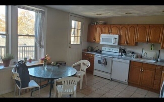 Foto del edificio - HOT BROOKLINE LISTING!!!!!