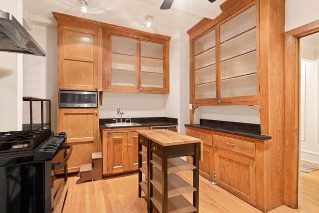 Building Photo - 203 W 81st St