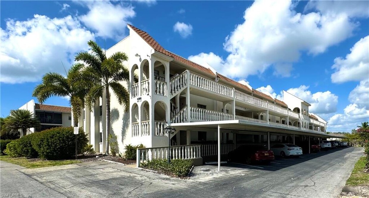 Foto principal - Top-Floor 2/2 Condo in Prime Bonita Locati...