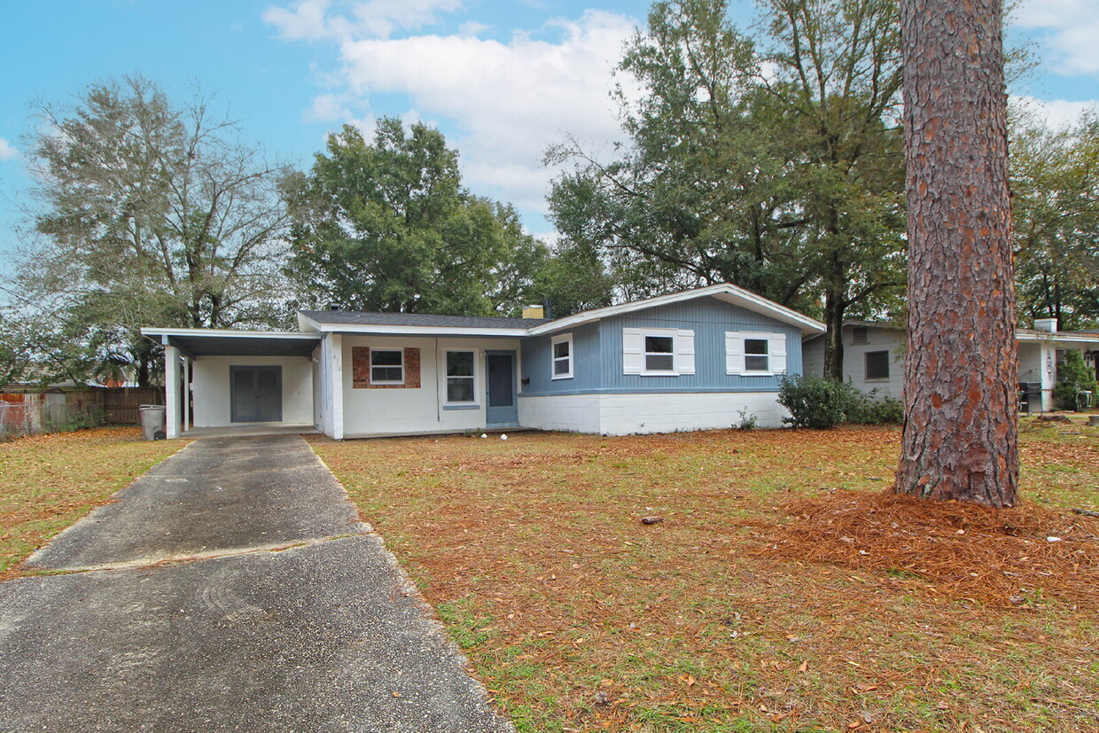 Foto principal - Updated 3-Bedroom Home with Carport & Outd...