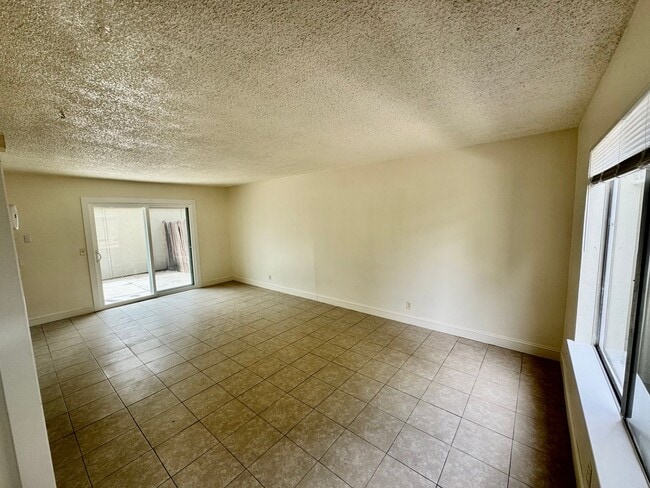 Building Photo - Super Cute 3 Bed 1.5 Bath Townhouse with 2...