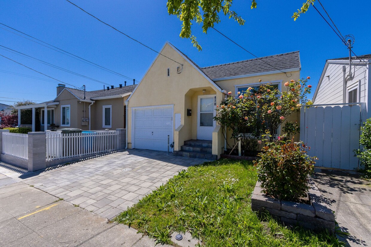 Foto principal - 3 Bed / 2 Bath San Bruno home with private...