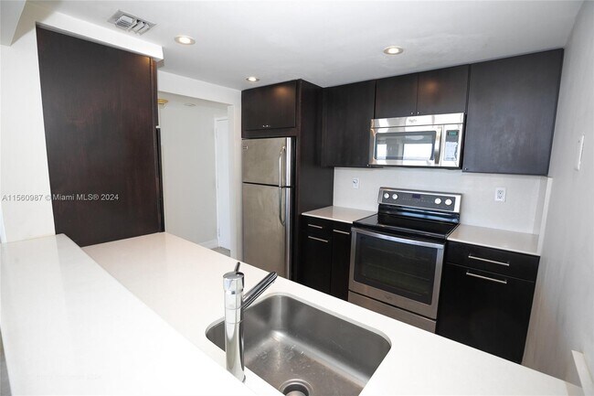 Foto del edificio - 600 NE 36th St