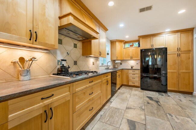 Building Photo - Prime East Bethesda Detached Home in BCC C...