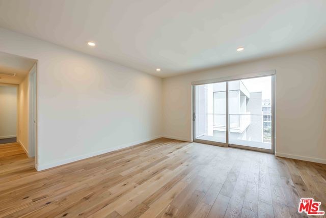 Foto principal - 7077 Willoughby Ave