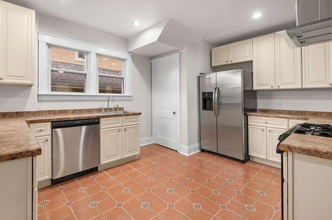 Foto del edificio - Single family home with hardwood floors th...